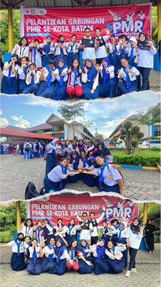 PMR 53 Mempersembahkan Trofi dalam Acara Pelantikan Anggota PMR Kota Batam Tahun 2022